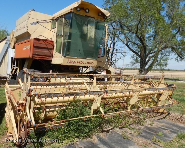 image for item HO9374 1987 New Holland TR70  combine
