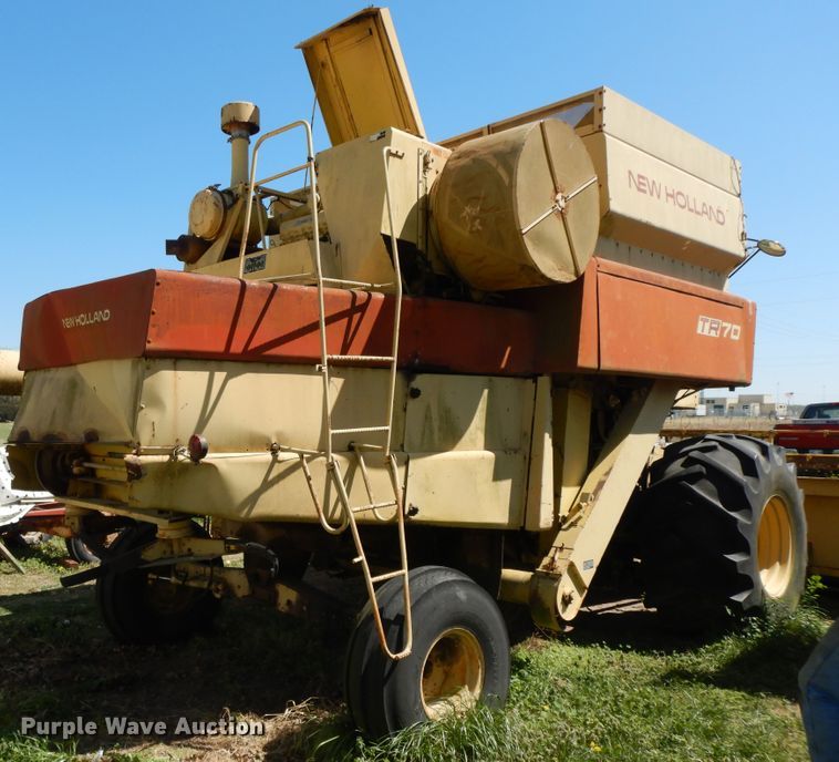 image for item HO9374 1987 New Holland TR70  combine