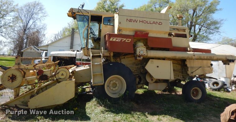 image for item HO9374 1987 New Holland TR70  combine