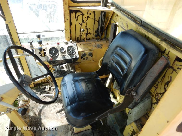 image for item HO9374 1987 New Holland TR70  combine