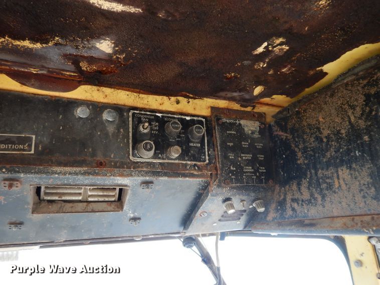 image for item HO9374 1987 New Holland TR70  combine