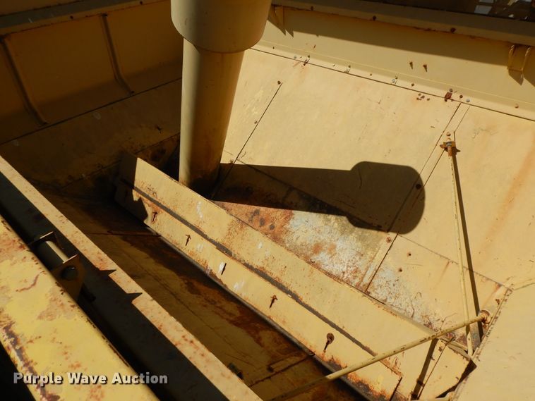 image for item HO9374 1987 New Holland TR70  combine