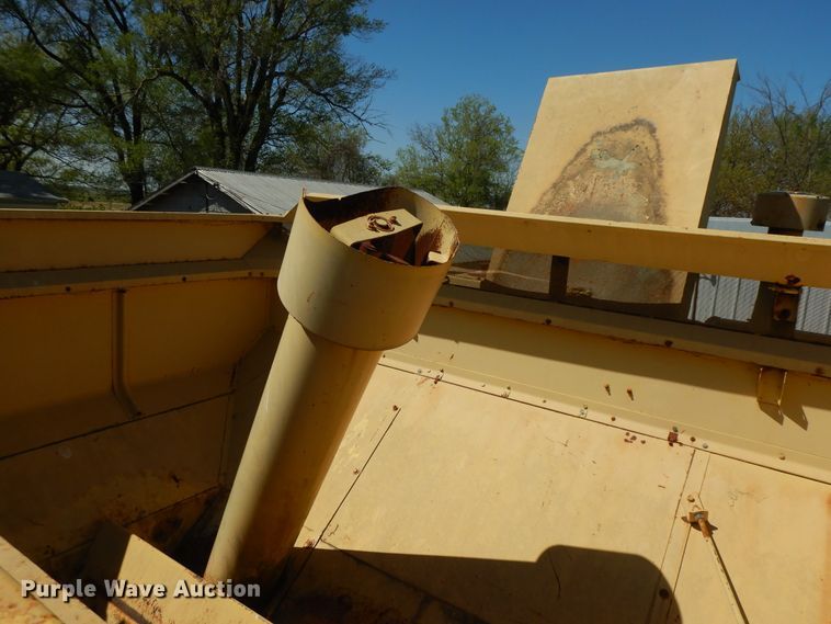 image for item HO9374 1987 New Holland TR70  combine