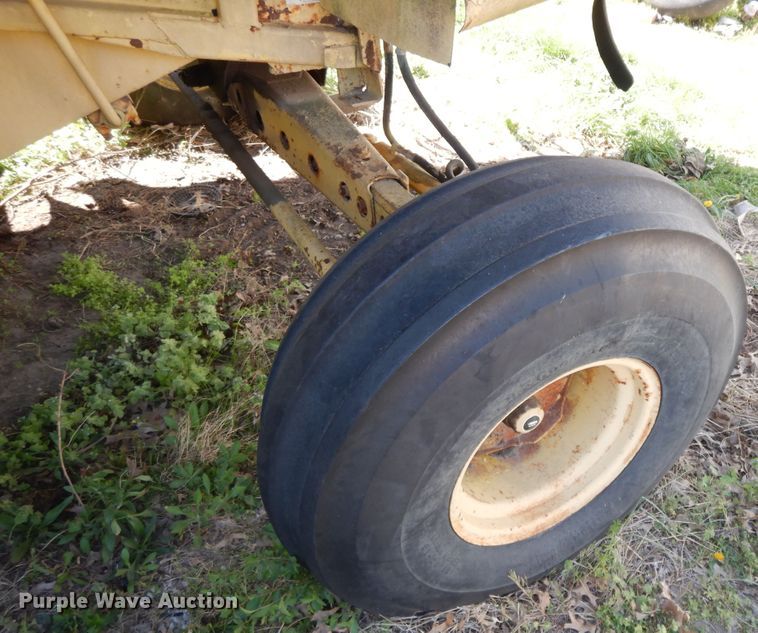 image for item HO9374 1987 New Holland TR70  combine