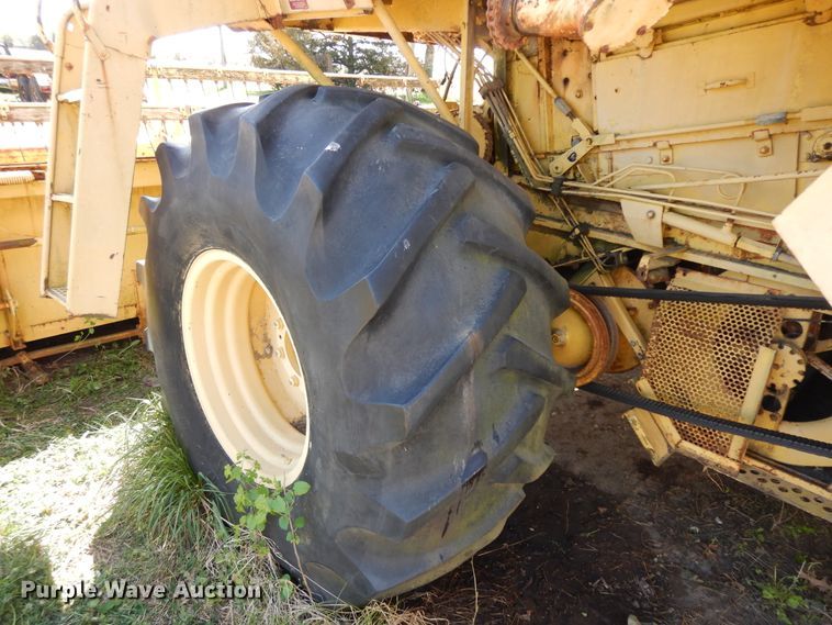 image for item HO9374 1987 New Holland TR70  combine