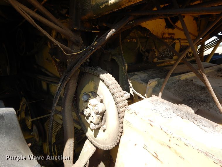 image for item HO9374 1987 New Holland TR70  combine