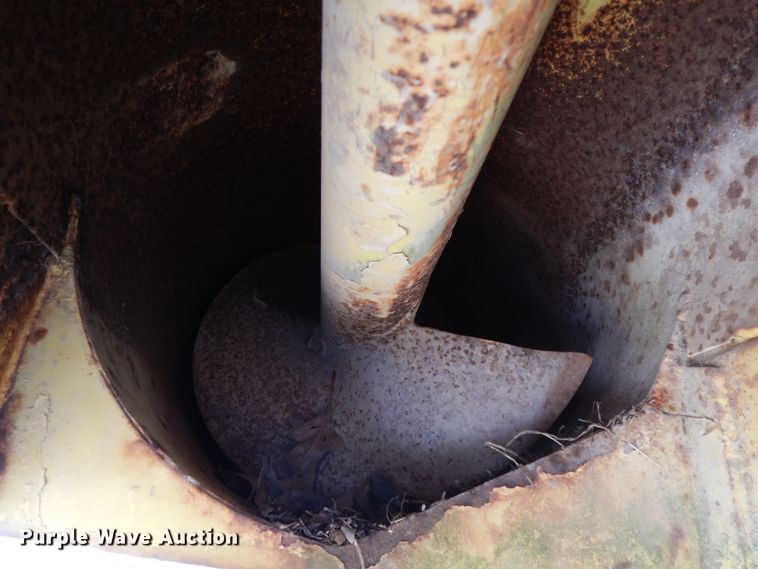 image for item HO9374 1987 New Holland TR70  combine