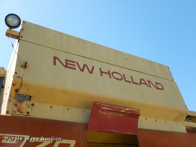 image for item HO9374 1987 New Holland TR70  combine