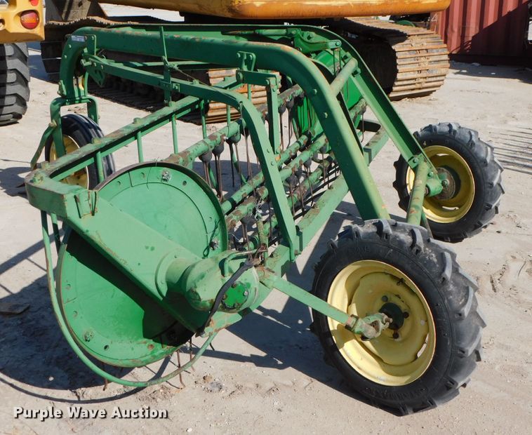 image for item HX9271 John Deere 640  hay rake