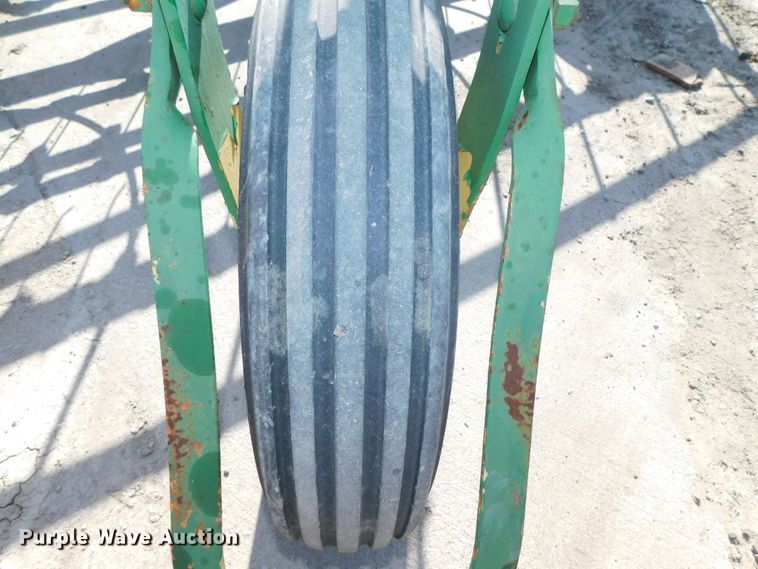 image for item HX9271 John Deere 640  hay rake