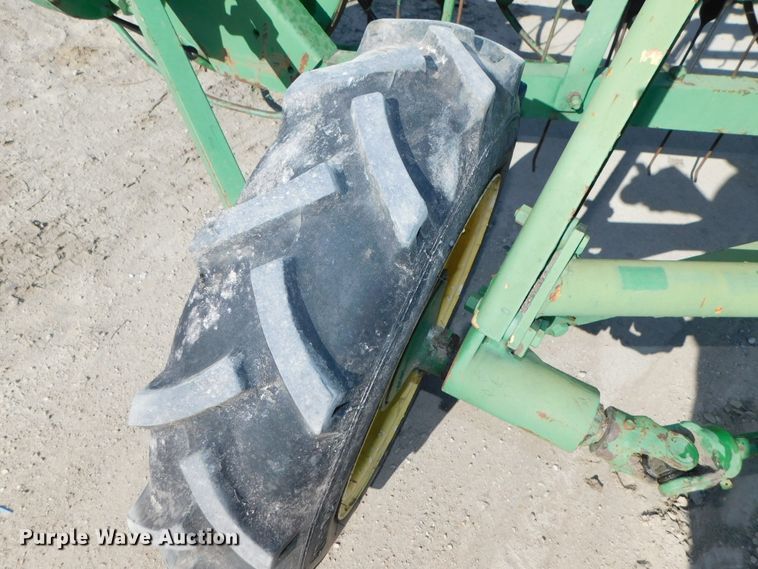 image for item HX9271 John Deere 640  hay rake