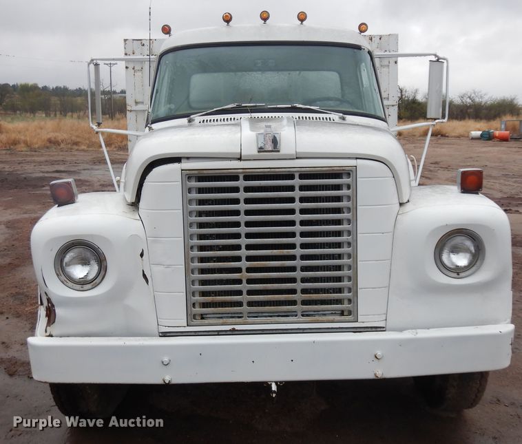 image for item ID9748 1971 International Loadstar 1600 dump flatbed truck