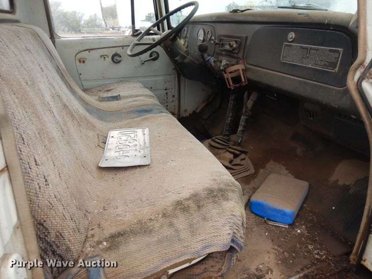 image for item ID9748 1971 International Loadstar 1600 dump flatbed truck