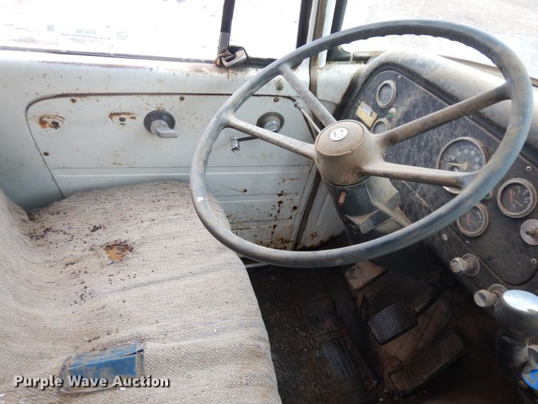 image for item ID9748 1971 International Loadstar 1600 dump flatbed truck