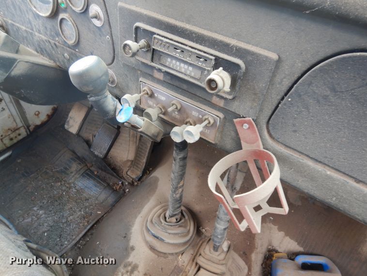 image for item ID9748 1971 International Loadstar 1600 dump flatbed truck