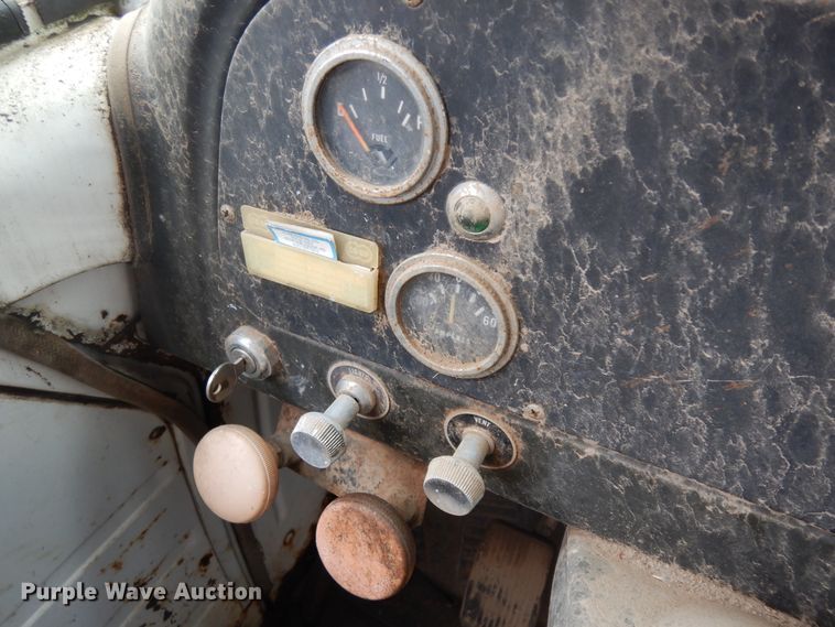 image for item ID9748 1971 International Loadstar 1600 dump flatbed truck