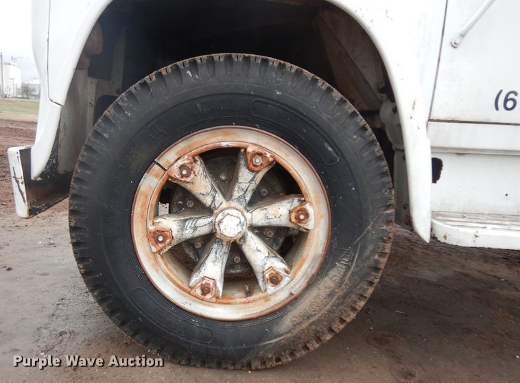 image for item ID9748 1971 International Loadstar 1600 dump flatbed truck