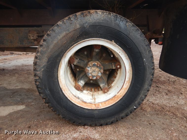 image for item ID9748 1971 International Loadstar 1600 dump flatbed truck