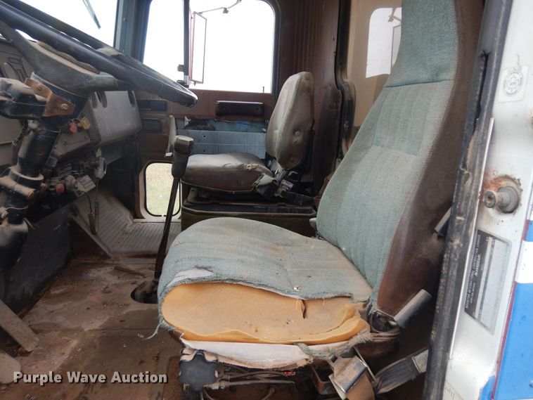 image for item ID9750 1987 International F9370  tank truck