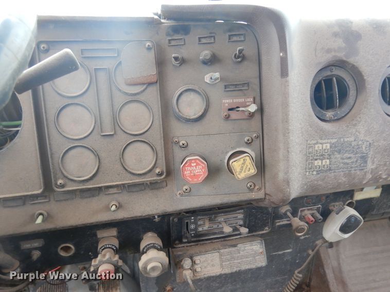 image for item ID9750 1987 International F9370  tank truck