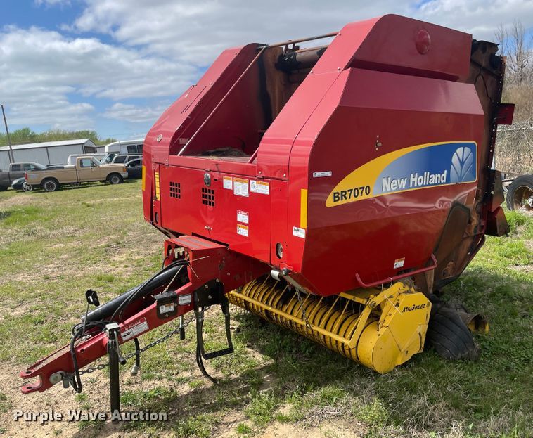image for item II9401 New Holland BR7070  round baler