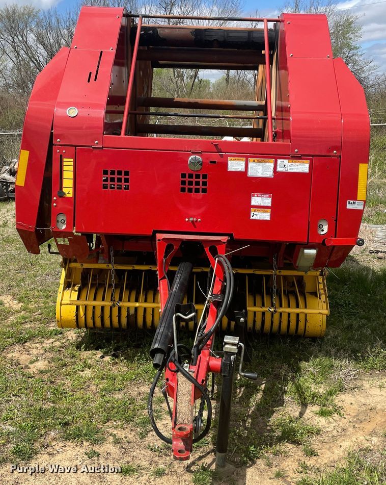 image for item II9401 New Holland BR7070  round baler