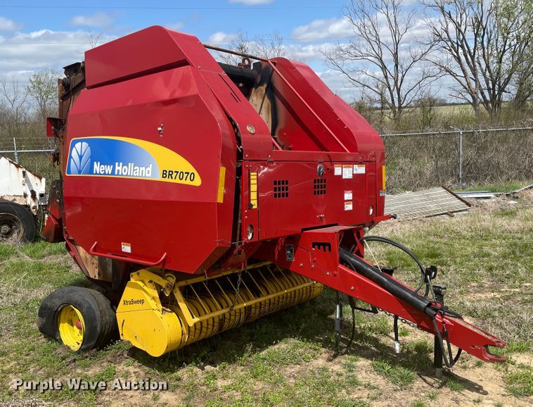 image for item II9401 New Holland BR7070  round baler