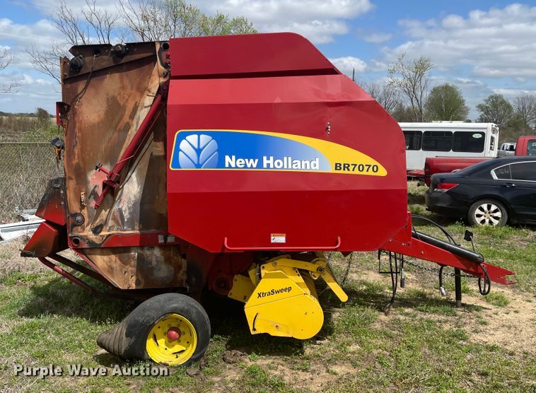 image for item II9401 New Holland BR7070  round baler