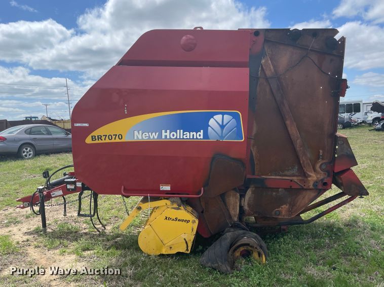 image for item II9401 New Holland BR7070  round baler