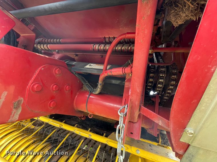 image for item II9401 New Holland BR7070  round baler