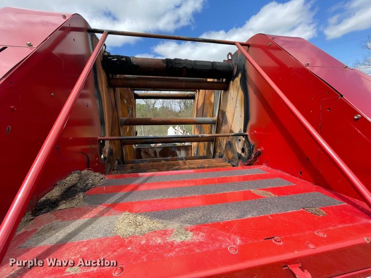 image for item II9401 New Holland BR7070  round baler