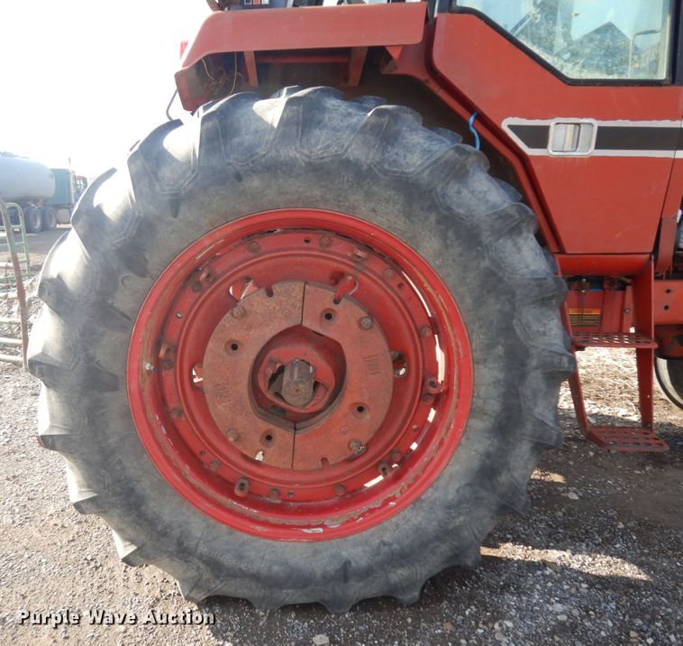 image for item IP9118 International 1086  tractor