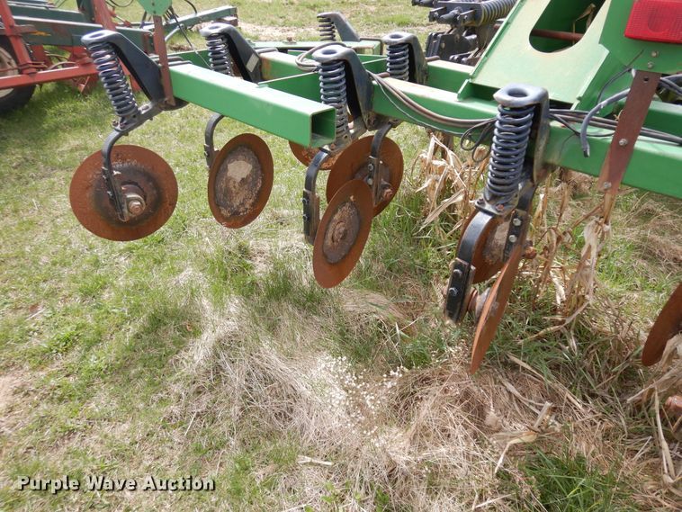 image for item IP9137 John Deere 2700  strip-till