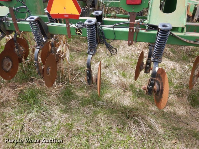 image for item IP9137 John Deere 2700  strip-till