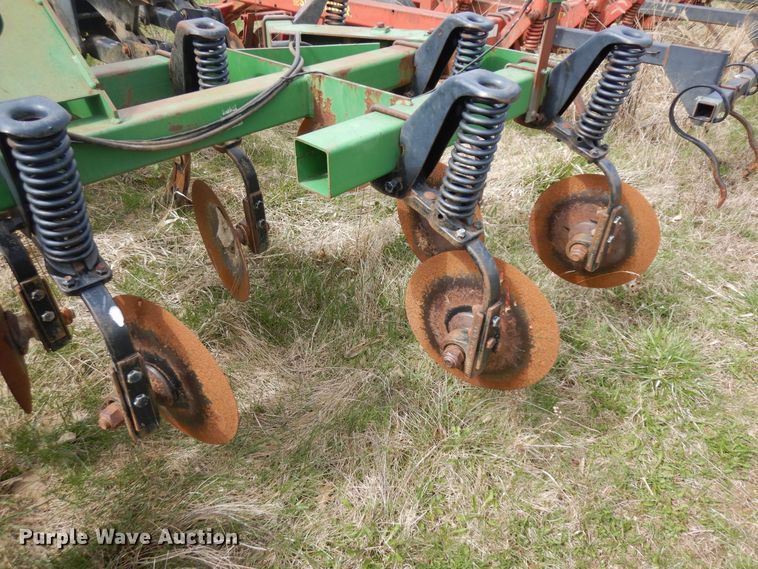 image for item IP9137 John Deere 2700  strip-till