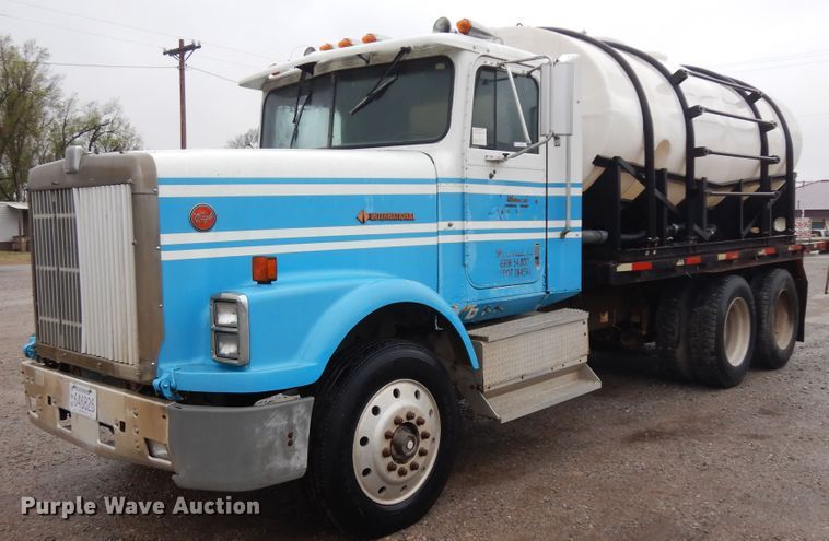 image for item IP9244 1990 International 9300  tank truck