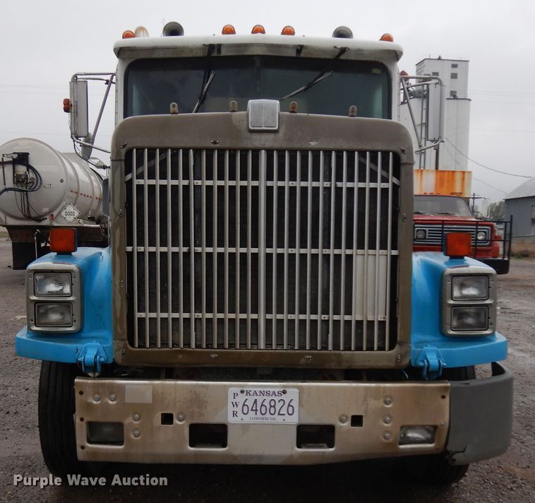 image for item IP9244 1990 International 9300  tank truck