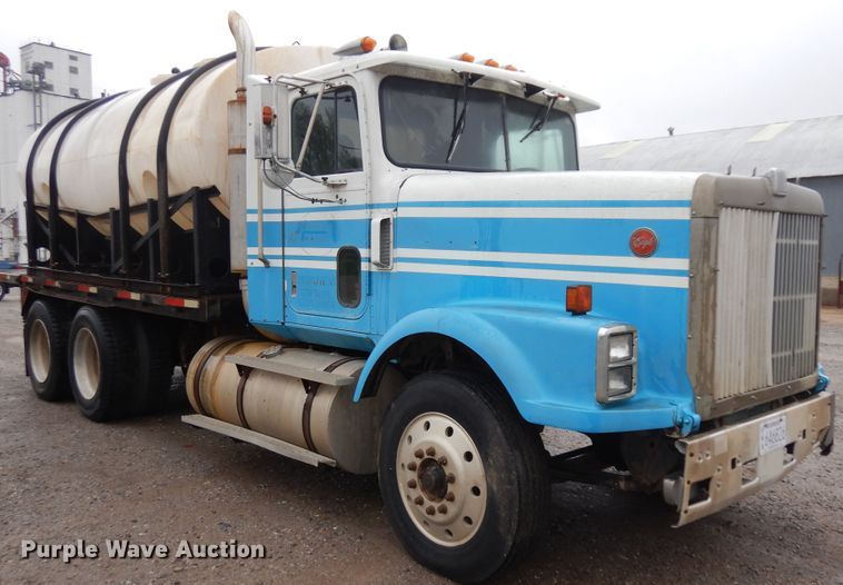 image for item IP9244 1990 International 9300  tank truck
