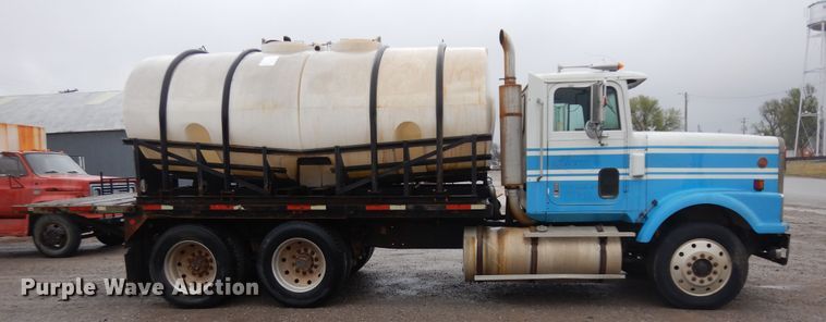 image for item IP9244 1990 International 9300  tank truck