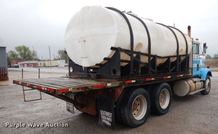 image for item IP9244 1990 International 9300  tank truck