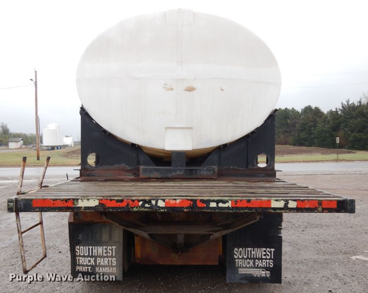 image for item IP9244 1990 International 9300  tank truck