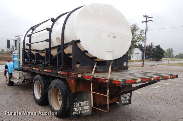 image for item IP9244 1990 International 9300  tank truck