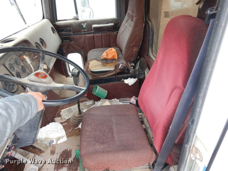 image for item IP9244 1990 International 9300  tank truck