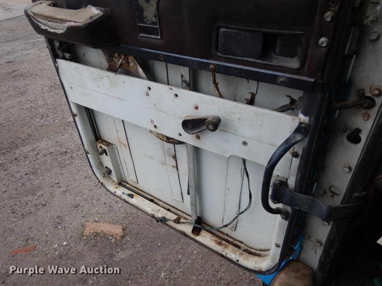 image for item IP9244 1990 International 9300  tank truck