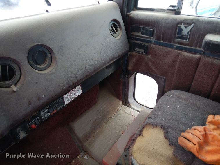 image for item IP9244 1990 International 9300  tank truck