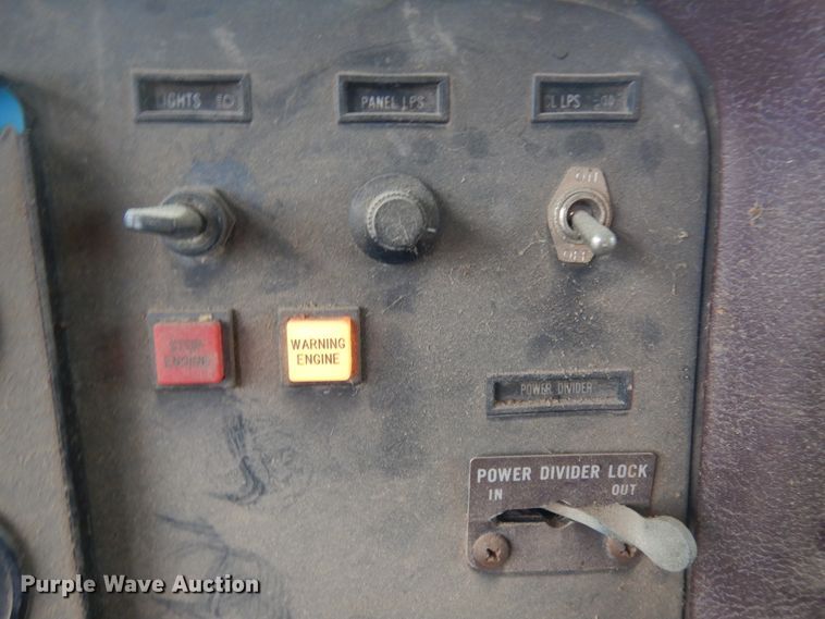 image for item IP9244 1990 International 9300  tank truck