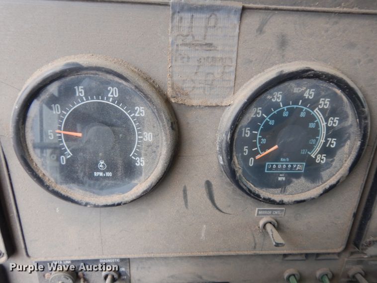 image for item IP9244 1990 International 9300  tank truck