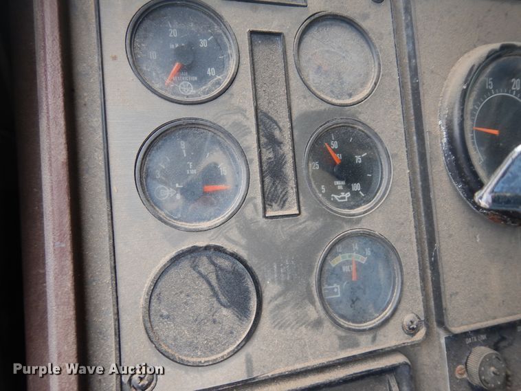 image for item IP9244 1990 International 9300  tank truck