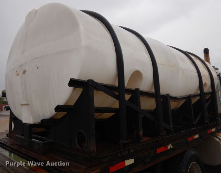 image for item IP9244 1990 International 9300  tank truck