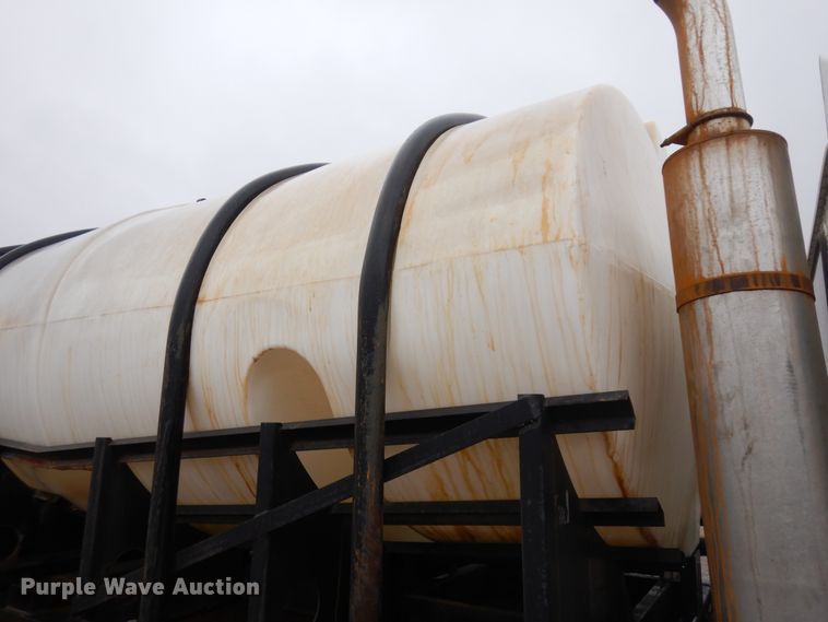 image for item IP9244 1990 International 9300  tank truck